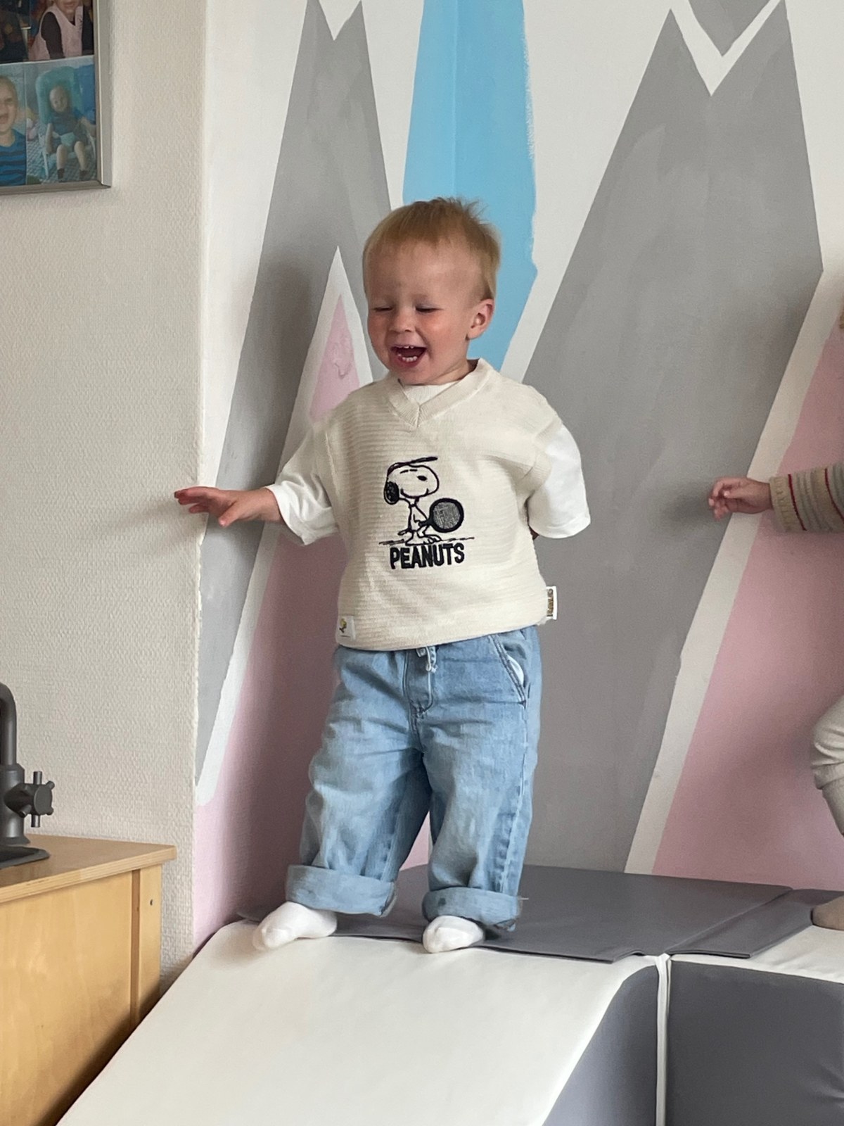 Dreng hopper og danser på madrasserne indendørs